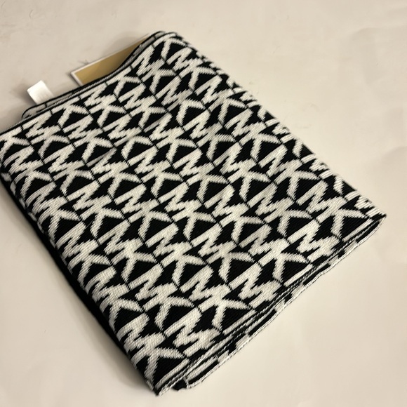 Michael Kors black and white monogrammed scarf with black border NWT - Picture 2 of 3